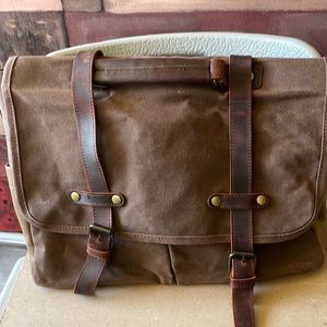 Newhey messenger bag lightly used but been sitting in the closet. Lots i…